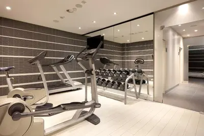 Das Fitnesscenter und/oder die Fitnesseinrichtungen in der Unterkunft Eurostars Book Hotel