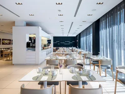 Ein Restaurant oder anderes Speiselokal in der Unterkunft Eurostars Book Hotel