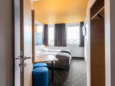 Ein Bett oder Betten in einem Zimmer der Unterkunft B&B Hotel Landshut