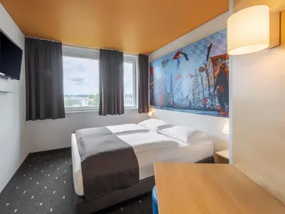 Ein Bett oder Betten in einem Zimmer der Unterkunft B&B Hotel Landshut