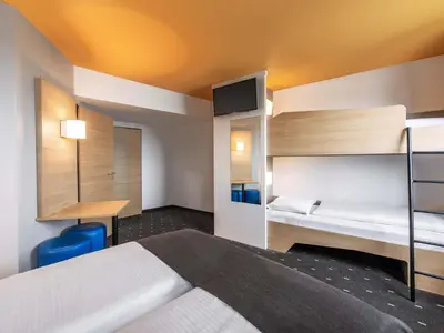 Ein Bett oder Betten in einem Zimmer der Unterkunft B&B Hotel Landshut