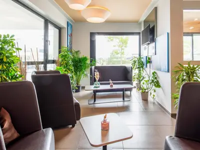 Ein Sitzbereich in der Unterkunft B&B Hotel Landshut
