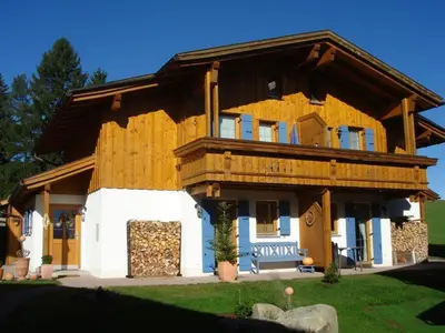 Das Gebäude in dem sich das Ferienhaus befindet