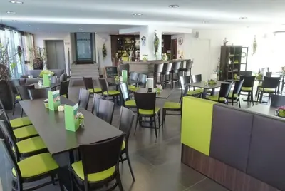 Ein Restaurant oder anderes Speiselokal in der Unterkunft Hotel und Cafe Paso