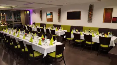 Ein Restaurant oder anderes Speiselokal in der Unterkunft Hotel und Cafe Paso
