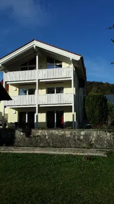 Das Gebäude in dem sich die Ferienwohnung befindet