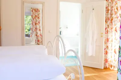 Ein Bett oder Betten in einem Zimmer der Unterkunft Landhaus Marinella Hotel Garni