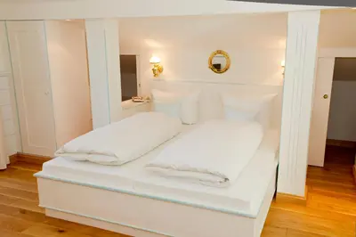 Ein Bett oder Betten in einem Zimmer der Unterkunft Landhaus Marinella Hotel Garni