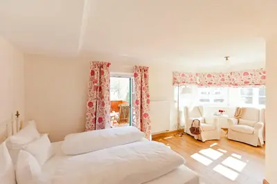 Ein Bett oder Betten in einem Zimmer der Unterkunft Landhaus Marinella Hotel Garni