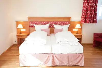 Ein Bett oder Betten in einem Zimmer der Unterkunft Landhaus Marinella Hotel Garni