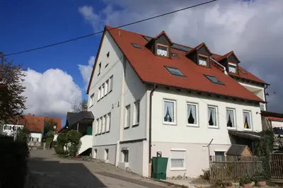 Das Gebäude in dem sich die Pension befindet