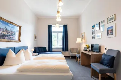 Ein Bett oder Betten in einem Zimmer der Unterkunft Hotel-Pension am Siegestor