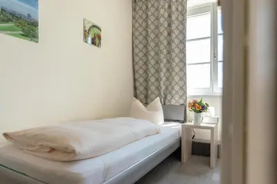 Ein Bett oder Betten in einem Zimmer der Unterkunft Hotel-Pension am Siegestor