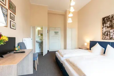 Ein Bett oder Betten in einem Zimmer der Unterkunft Hotel-Pension am Siegestor