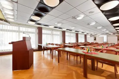Ein Restaurant oder anderes Speiselokal in der Unterkunft Hotel Luitpold