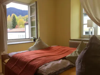 Ein Bett oder Betten in einem Zimmer der Unterkunft Am-Berg Ferienwohnung in Bad kohlgrub