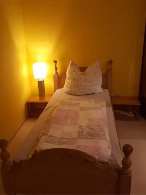 Ein Bett oder Betten in einem Zimmer der Unterkunft Am-Berg Ferienwohnung in Bad kohlgrub