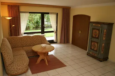 Ein Sitzbereich in der Unterkunft Ferienwohnung Bergtraum