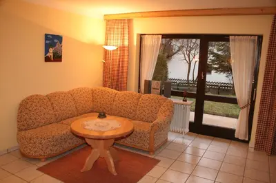 Ein Sitzbereich in der Unterkunft Ferienwohnung Bergtraum