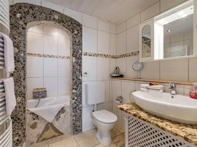 Ein Badezimmer in der Unterkunft Bergschlössl - Appartment 25 mit Traumblick über das Inntal