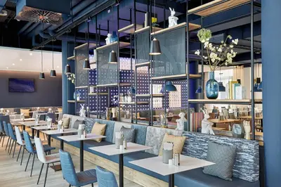 Ein Restaurant oder anderes Speiselokal in der Unterkunft H2 Hotel München Olympiapark