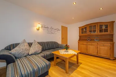 Ein Sitzbereich in der Unterkunft Ferienwohnung Sonnenhäusl