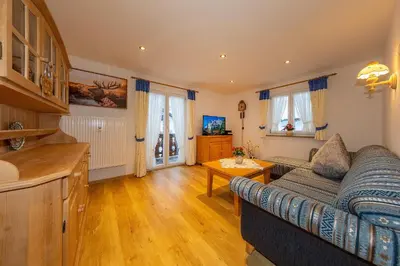Ein Sitzbereich in der Unterkunft Ferienwohnung Sonnenhäusl