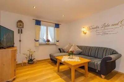 Ein Sitzbereich in der Unterkunft Ferienwohnung Sonnenhäusl