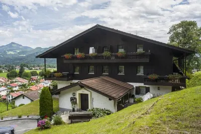 Ein allgemeiner Bergblick oder ein Berglick von der Ferienwohnung aus