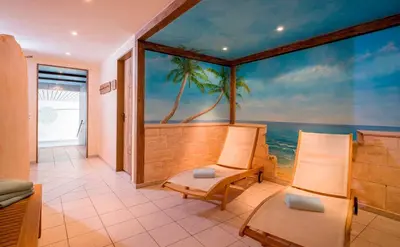 Ein Sitzbereich in der Unterkunft Ferienwohnanlage Brünnstein Kaiserhimmel mit Schwimmbad und Sauna