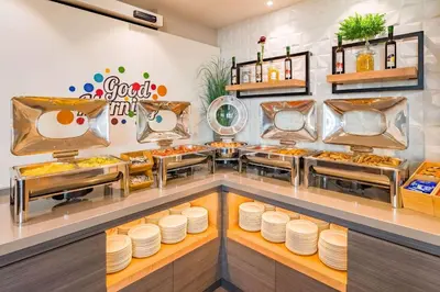Ein Sitzbereich in der Unterkunft Ramada Encore by Wyndham Munich Messe