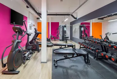 Das Fitnesscenter und/oder die Fitnesseinrichtungen in der Unterkunft Ramada Encore by Wyndham Munich Messe