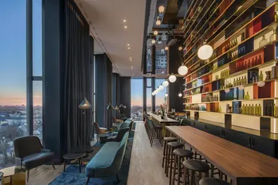 Ein Sitzbereich in der Unterkunft Andaz Munich Schwabinger Tor, By Hyatt