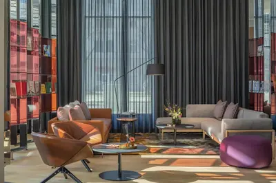Ein Sitzbereich in der Unterkunft Andaz Munich Schwabinger Tor, By Hyatt