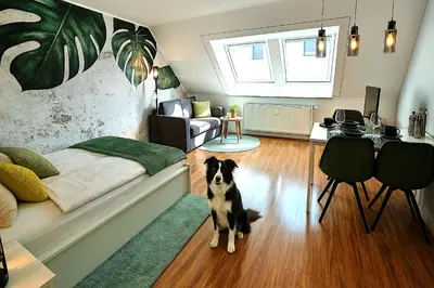 Ein Sitzbereich in der Unterkunft HOMELY STAY Serenity Greens - Stylisch Studio-Apartment with kitchen - 15 min from Central Station-pet friendly