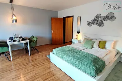 Ein Bett oder Betten in einem Zimmer der Unterkunft HOMELY STAY Serenity Greens - Stylisch Studio-Apartment with kitchen - 15 min from Central Station-pet friendly