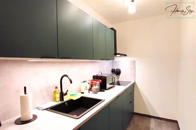Küche/Küchenzeile in der Unterkunft HOMELY STAY Serenity Greens - Stylisch Studio-Apartment with kitchen - 15 min from Central Station-pet friendly