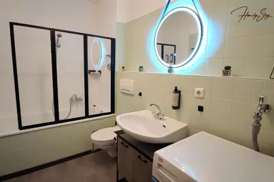 Ein Badezimmer in der Unterkunft HOMELY STAY Serenity Greens - Stylisch Studio-Apartment with kitchen - 15 min from Central Station-pet friendly