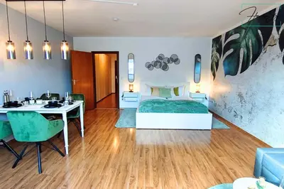 Ein Bett oder Betten in einem Zimmer der Unterkunft HOMELY STAY Serenity Greens - Stylisch Studio-Apartment with kitchen - 15 min from Central Station-pet friendly