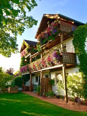 Ein Garten an der Unterkunft Bergblick