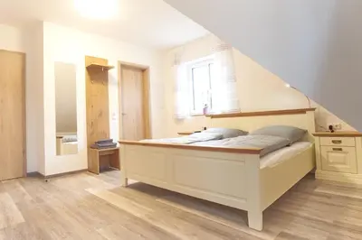 Ein Bett oder Betten in einem Zimmer der Unterkunft Zur Friedenseiche