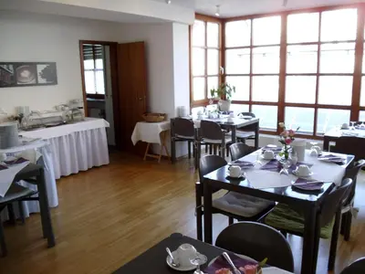 Ein Restaurant oder anderes Speiselokal in der Unterkunft Hotel zum Brunnen