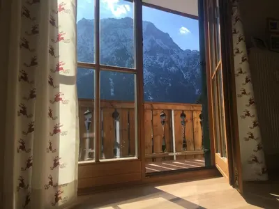 Ein allgemeiner Bergblick oder ein Berglick von der Ferienwohnung aus