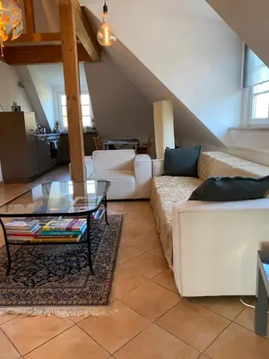 Ein Sitzbereich in der Unterkunft Helle und ruhige Dachgeschosswohnung