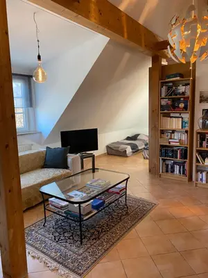 Ein Sitzbereich in der Unterkunft Helle und ruhige Dachgeschosswohnung