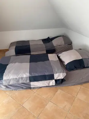 Ein Bett oder Betten in einem Zimmer der Unterkunft Helle und ruhige Dachgeschosswohnung