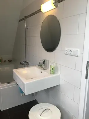 Ein Badezimmer in der Unterkunft Helle und ruhige Dachgeschosswohnung