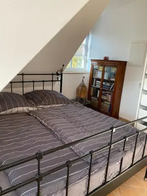 Ein Bett oder Betten in einem Zimmer der Unterkunft Helle und ruhige Dachgeschosswohnung