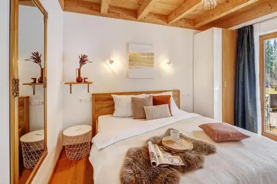 Ein Bett oder Betten in einem Zimmer der Unterkunft Landhaus Trinis - Kleine Kaffee Tee Theke mit Kühlschrank - Parkplatz