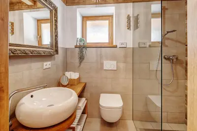 Ein Badezimmer in der Unterkunft Landhaus Trinis - Kleine Kaffee Tee Theke mit Kühlschrank - Parkplatz
